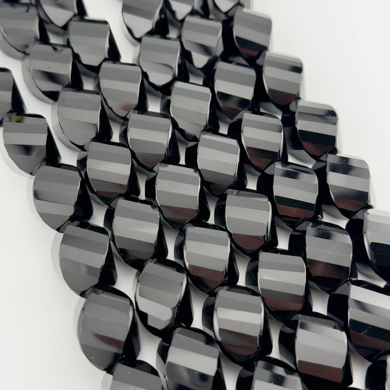 Бусины Агат черный глянцевый бочонок крученый с огранкой 16*20мм натуральный камень